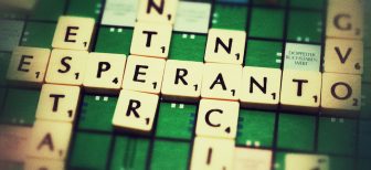 Tablero de Scrabble mostrando la palabra "Esperanto"