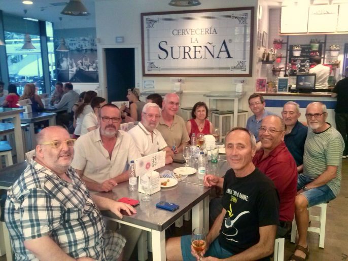 Orlando Raola en una cervecería junto con miembros de la Asociación Sevillana de Esperanto