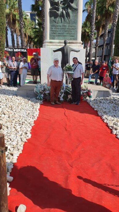 El presidente y el secretario posan bajo el monumento a Blas Infante