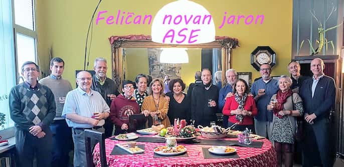 Miembros de la Asociación Sevillana de Esperanto posando juntos en un restaurante