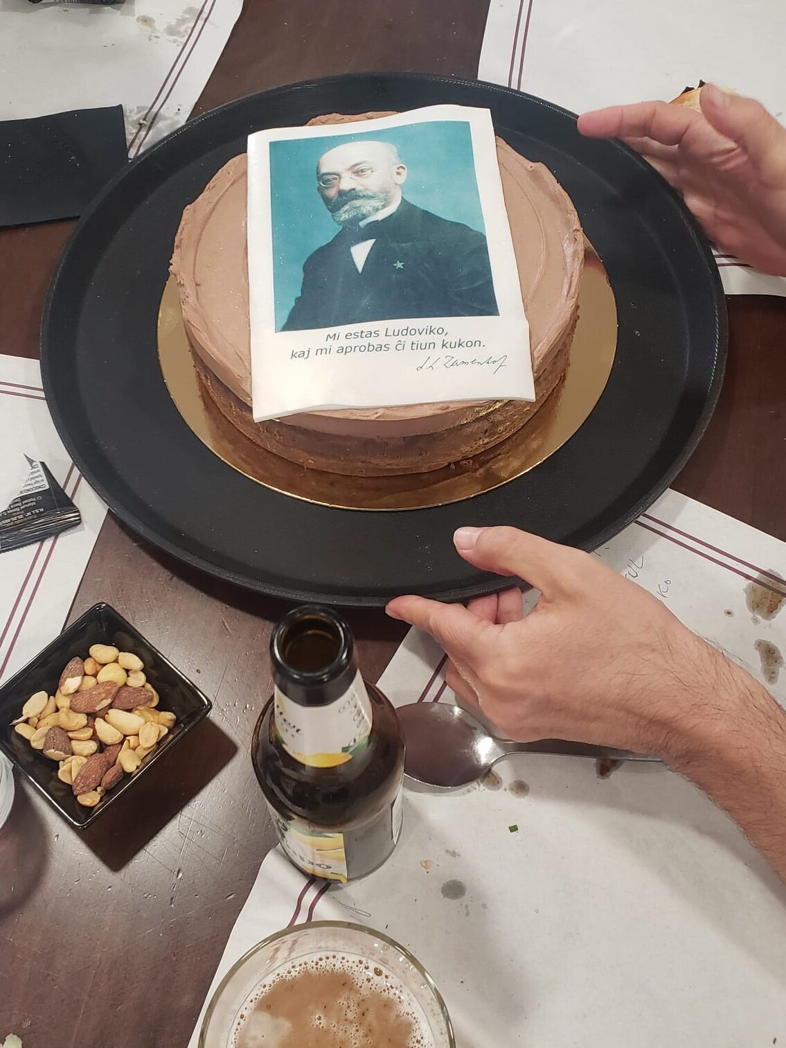 Tarta con el retrato comestible de Zamenhof.